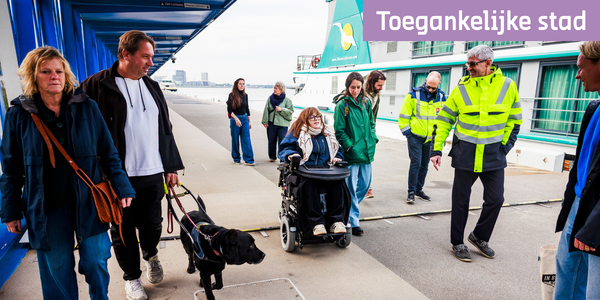Verschillende mensen wandelen naast elkaar bij de cruiseterminal